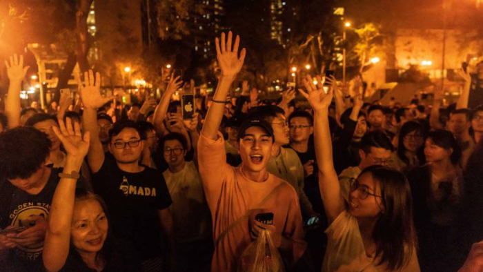 La oposición demócrata arrasa en las elecciones en Hong Kong