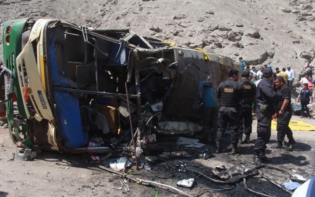   Seis muertos y 14 heridos tras caer autobús en barranco en Perú  