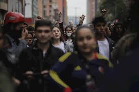 Cientos de personas marchan en Bogotá en señal de apoyo a un joven gravemente herido durante las protestas