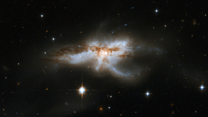 Astrónomos encuentran tres agujeros negros en el núcleo de una galaxia