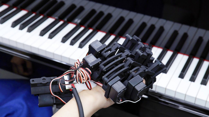  VIDEO:  Sony crea un guante y un exoesqueleto para aprender a tocar el piano