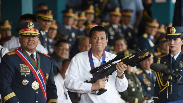 Duterte recibe de regalo un fusil de francotirador ruso