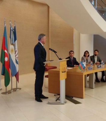   Embajador de Argentina en Azerbaiyán brinda un discurso sobre la historia de tango  