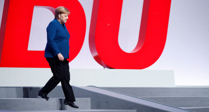     Vídeo:     Angela Merkel se cae durante un evento en Berlín