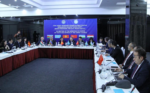   Azad Rahimov interviene en la sesión de los Ministros de Juventud y Deportes del Consejo Turco  