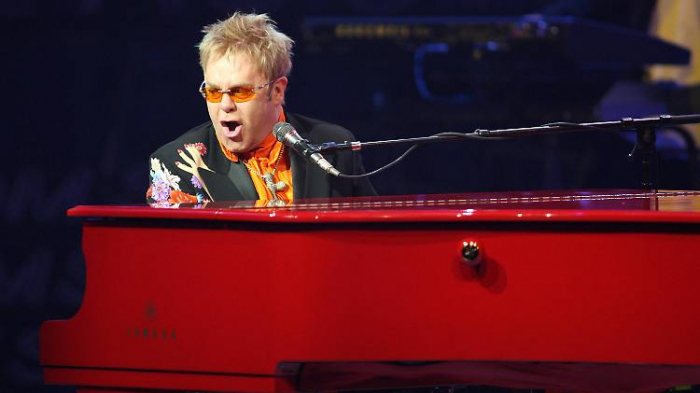   Elton John trug Windel bei Auftritt und nässte ein  