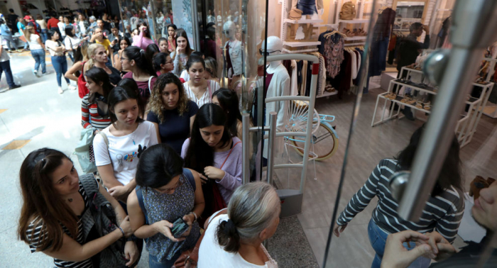 Venezolanos hacen largas filas para comprar en el primer 