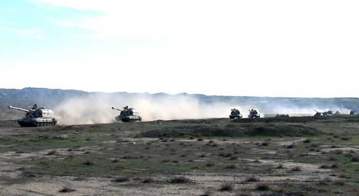   Tropas de misiles y de artillería de Azerbaiyán efectúan los ejercicios para operaciones-  VIDEO    