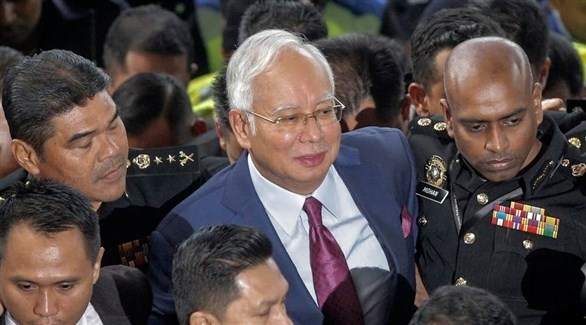 محكمة ماليزية تأمر رئيس الوزراء السابق بالدفاع عن نفسه