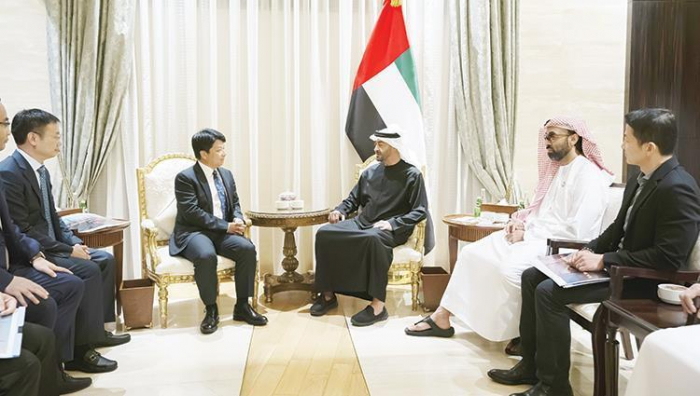 محمد بن زايد يبحث فرص التعاون بين الشركات الإماراتية و"هواوي" الصينية