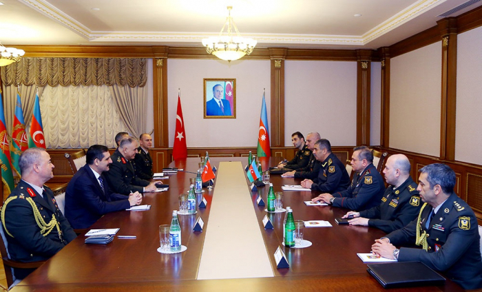  Zakir Hassanov rencontre une délégation militaire turque de haut niveau 