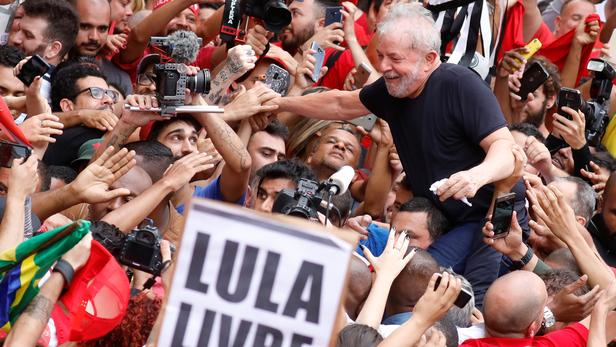 Brésil : «Je suis de retour», lance Lula à des partisans