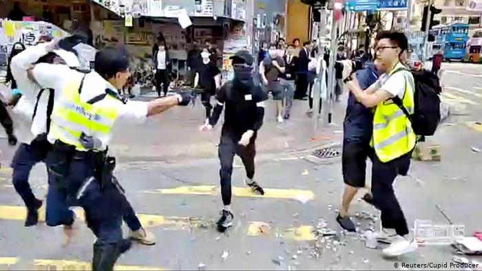   Polizist schießt auf Hongkong-Demonstrant  
 
 
 
 
 
 
 