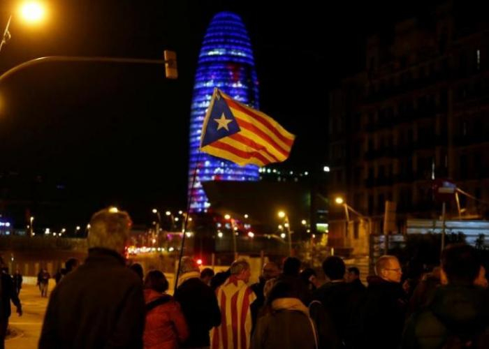 Protesters block highways as Catalan parliament presses for independence