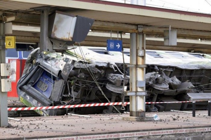 Bangladesh:   16 morts   dans une collision de trains