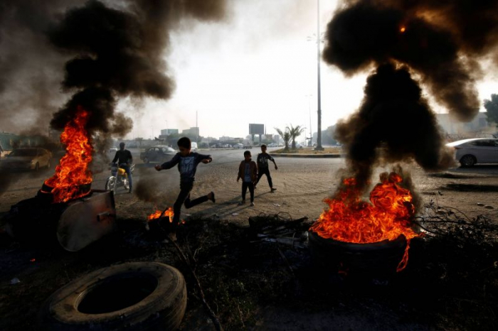 Des manifestants irakiens incendient le consulat d
