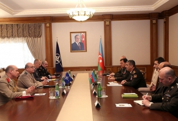   Ministro de Defensa de Azerbaiyán se reúne con el presidente del Comité Militar de la OTAN  