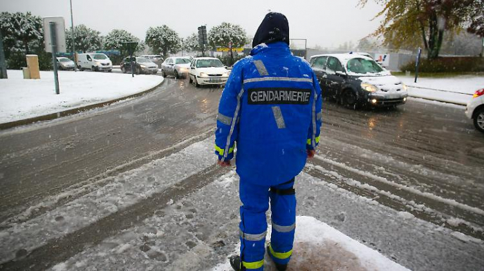 Schnee richtet Chaos in Frankreich an