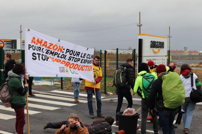   «Black Friday»:   des militants écologistes ont bloqué un entrepôt d