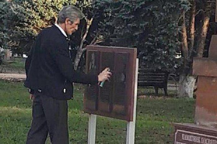 Deputat Njdenin xatirə lövhəsini qara rəngə boyadı