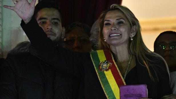   Bolivie :   la sénatrice Jeanine Añez se proclame présidente par intérim