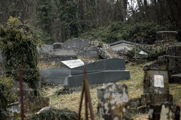   Danemark :   80 tombes vandalisées dans un cimétière juif