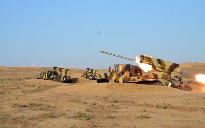   Unidades de cohetes y artillería del Ejército de Azerbaiyán realizan operaciones militares     -   VIDEO    