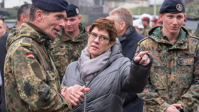 AKK macht sich für Dienstpflicht stark