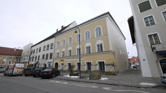 Österreichs Polizei zieht in Hitlers Geburtshaus