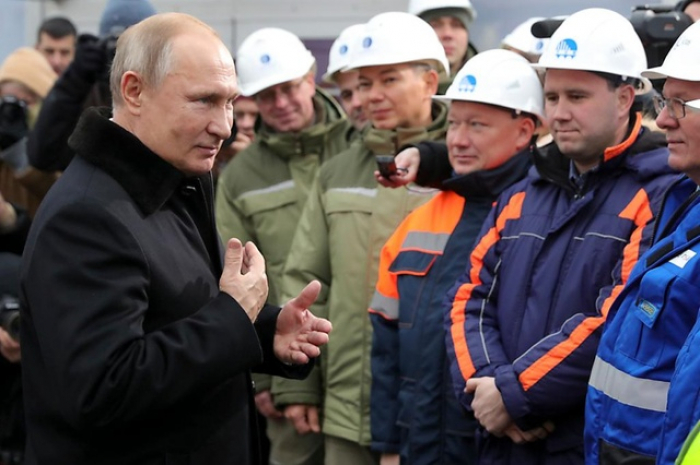 Poutine inaugure la première autoroute reliant Moscou et Saint-Pétersbourg