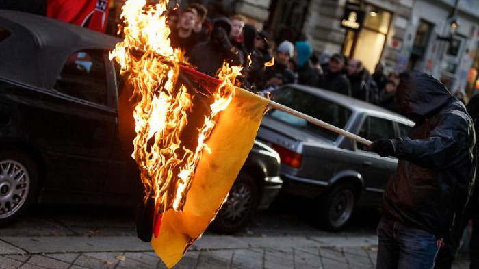 Flaggenverbrennung soll bestraft werden