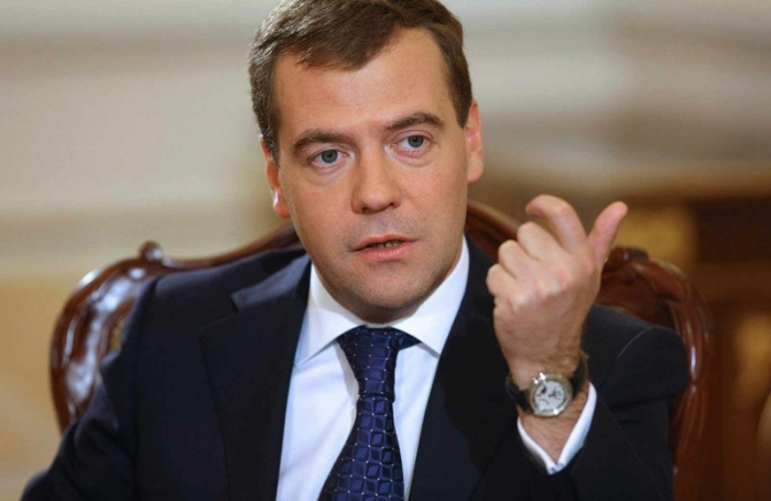  Medvedev bakılı yazıçının yubileyini təbrik etdi 