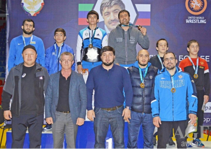   Luchadores azerbaiyanos júnior de estilo libre ganan cinco medallas en Daguestán  