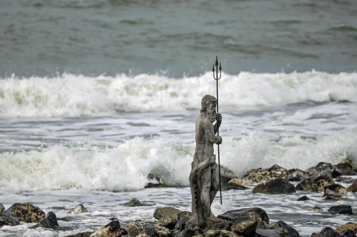 Statue of Neptune washed into sea in Rome storm