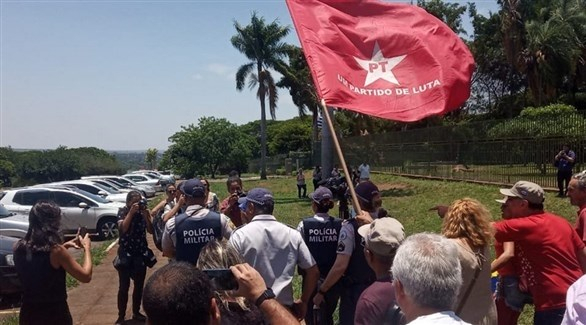 أنصار غوايدو ينهون المواجهة داخل سفارة فنزويلا في البرازيل
