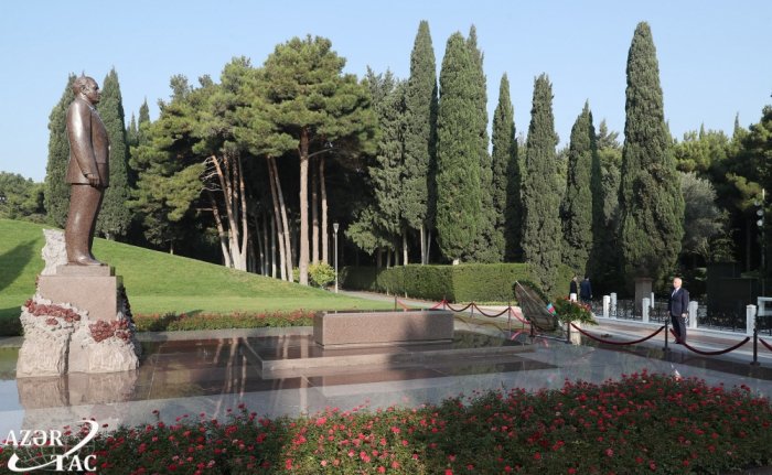   Le personnel de la Cour constitutionnelle rend hommage au leader national Heydar Aliyev  