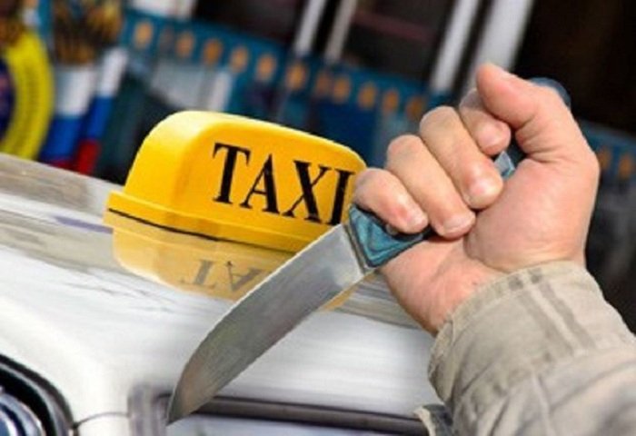 Taksi sürücüsünü bıçaqla hədələyib 100 manat aldı
