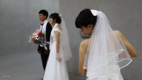 مواطنو بلد آسيوي يعزفون بشكل "مقلق" عن الزواج