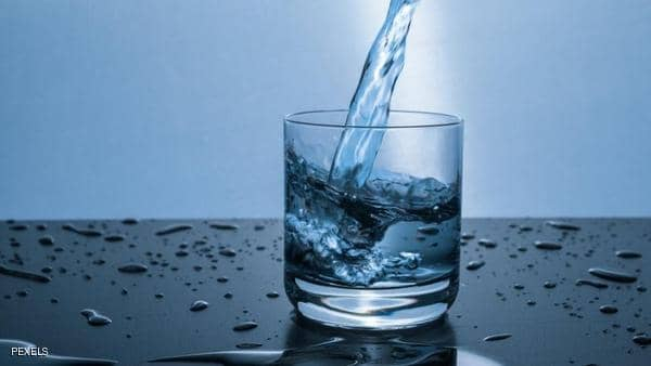 شرب الماء صباحا على معدة خاوية.. ماذا يفعل بجسمك؟