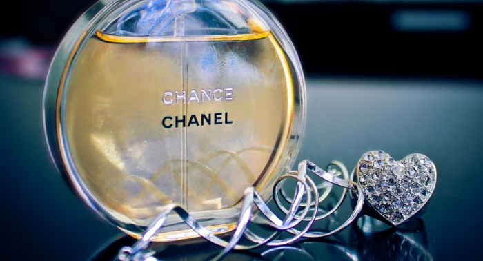 Un parfum Chanel déclenche l’alarme aux explosifs de l’aéroport