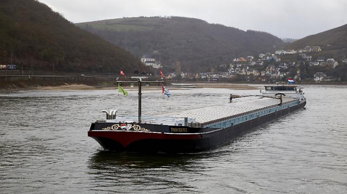 Schiffe stoßen frontal auf Rhein zusammen