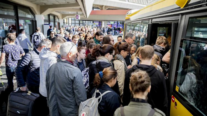 Busse und Bahnen schon jetzt überfüllt