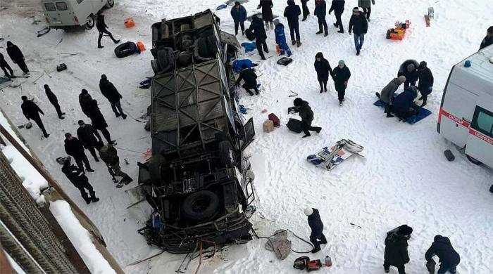     Russie:   un bus chute dans une rivière gelée en Sibérie, 19 morts  