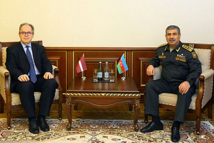   Aserbaidschan und Lettland erörtern die Ausweitung der militärischen Beziehungen  