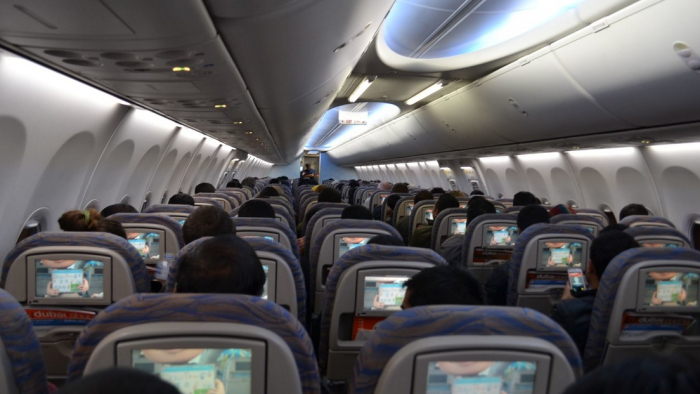Finge problemas respiratorios y provoca un aterrizaje no programado para obtener un asiento más grande