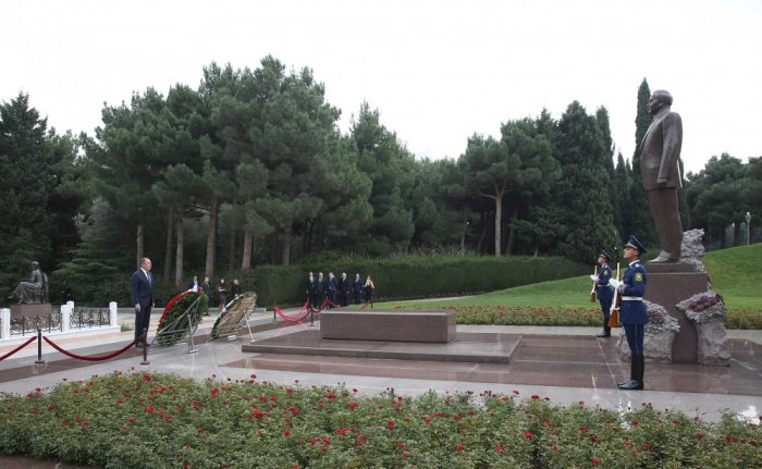   Lavrov visita la tumba de Heydar Aliyev  