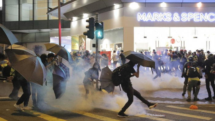 La gobernadora de Hong Kong tacha de   "innecesaria"   la ley estadounidense que apoya a los manifestantes del territorio