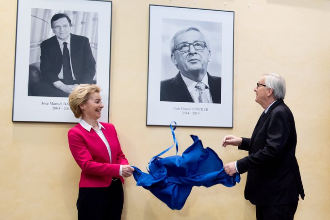   Commission:   passation de pouvoir officielle entre Juncker et von der Leyen -   VIDEO  