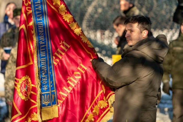 Zelensky sur le front ukrainien avant de rencontrer Poutine