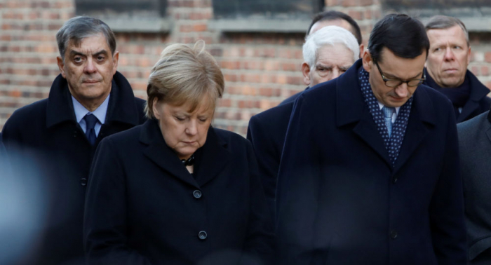   Merkel verliert bei Besuch in Auschwitz Gleichgewicht –   Video    